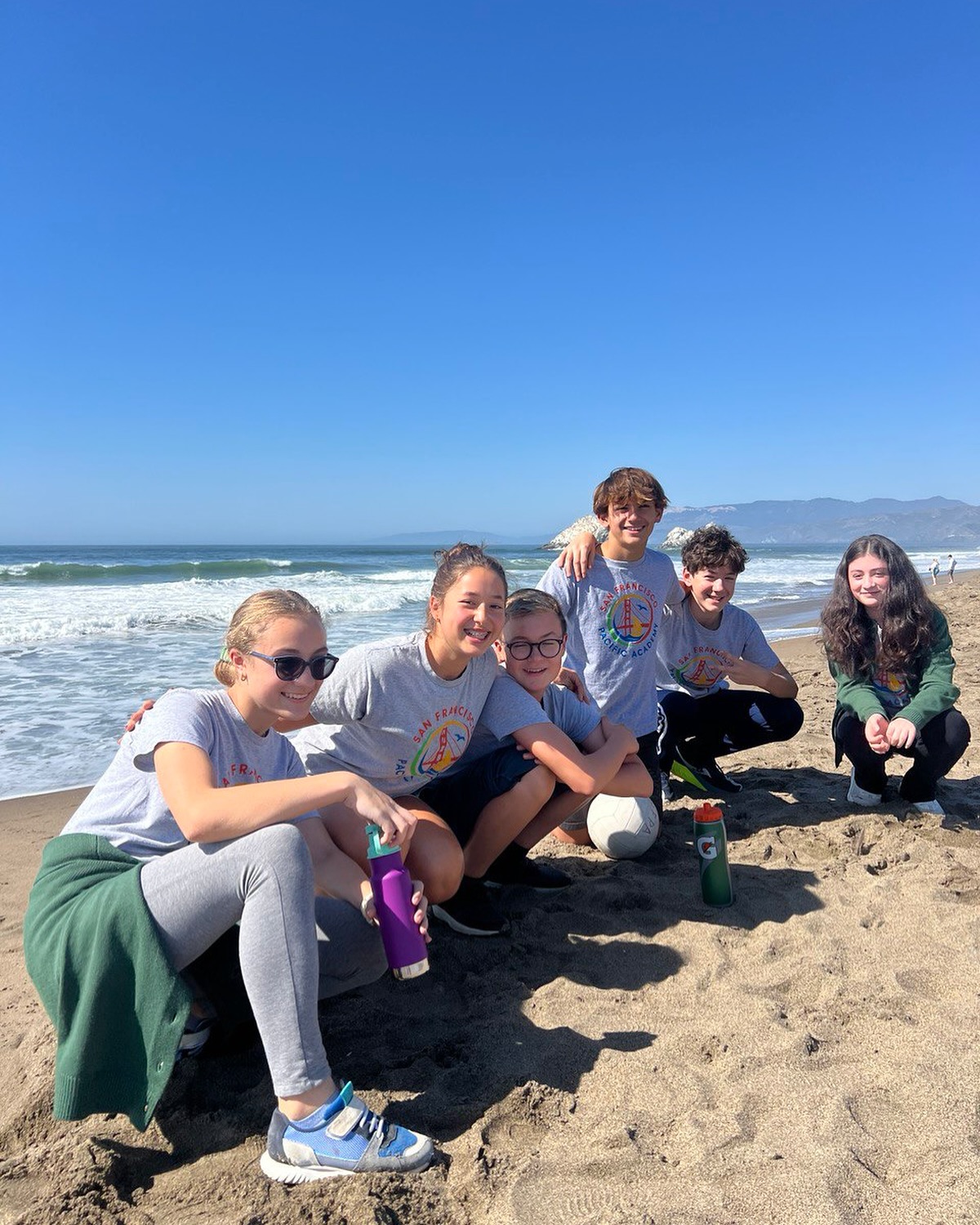 ☀️These warm days are not to be missed! Taking advantage of the opportunity, our 8th-graders had a PE class on the shore of the Pacific Ocean. 

Luckily, our school is located very close to it. That’s...
