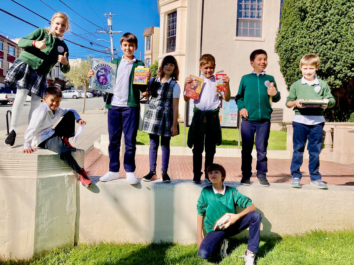 Getting ready for an unboring fall break 🤓Students grabbed some great reads from the library. 

#SanFranciscoPacificAcademy #fourthgrade #middleschool #bilingualeducation #russianamerican #privateeduc...