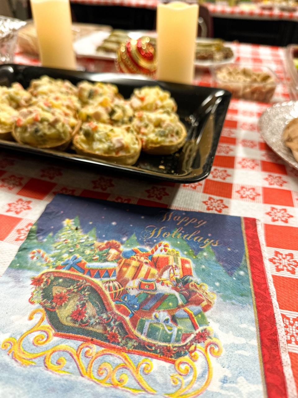 SFPA parents never miss a chance to get together and spend time in a festive atmosphere. Happy the Orthodox New Year, friends!🎄

#SanFranciscoPacificAcademy #RussianAmerican #bayareafamilies #parentin...